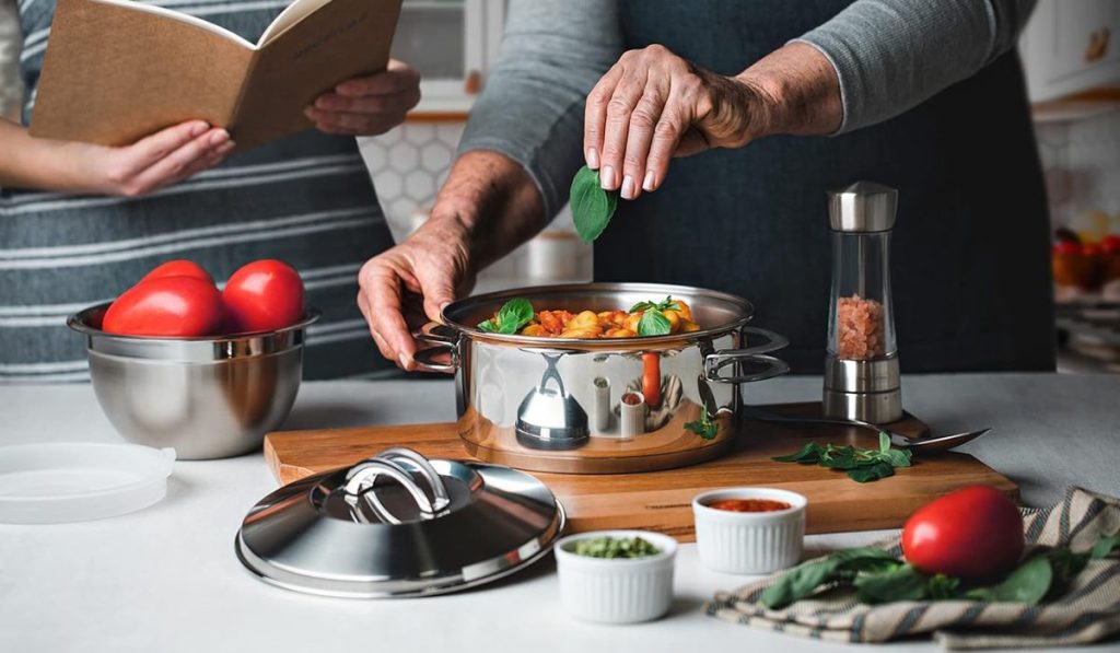 Cozinheiro com a panela tramontina
