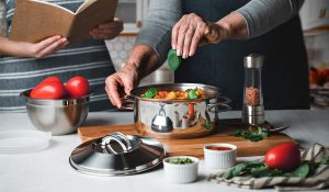 Cozinheiro com a panela tramontina