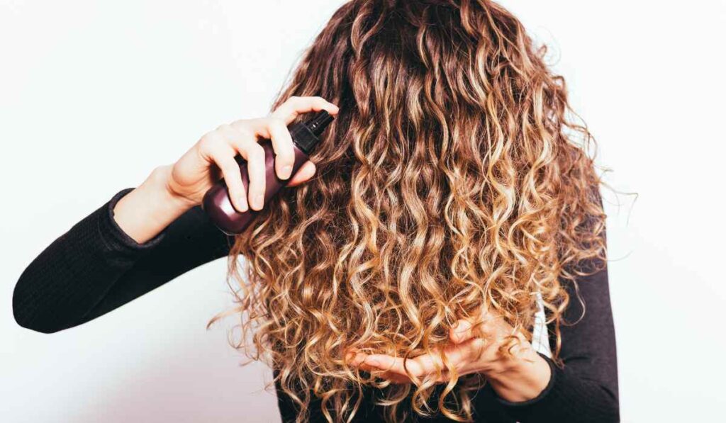 mulher com cabelo cacheado