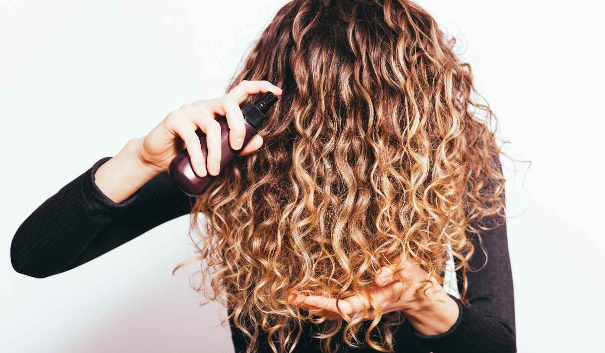 mulher com cabelo cacheado