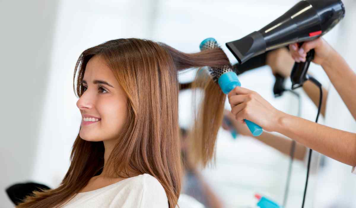 mulher alisando o cabelo